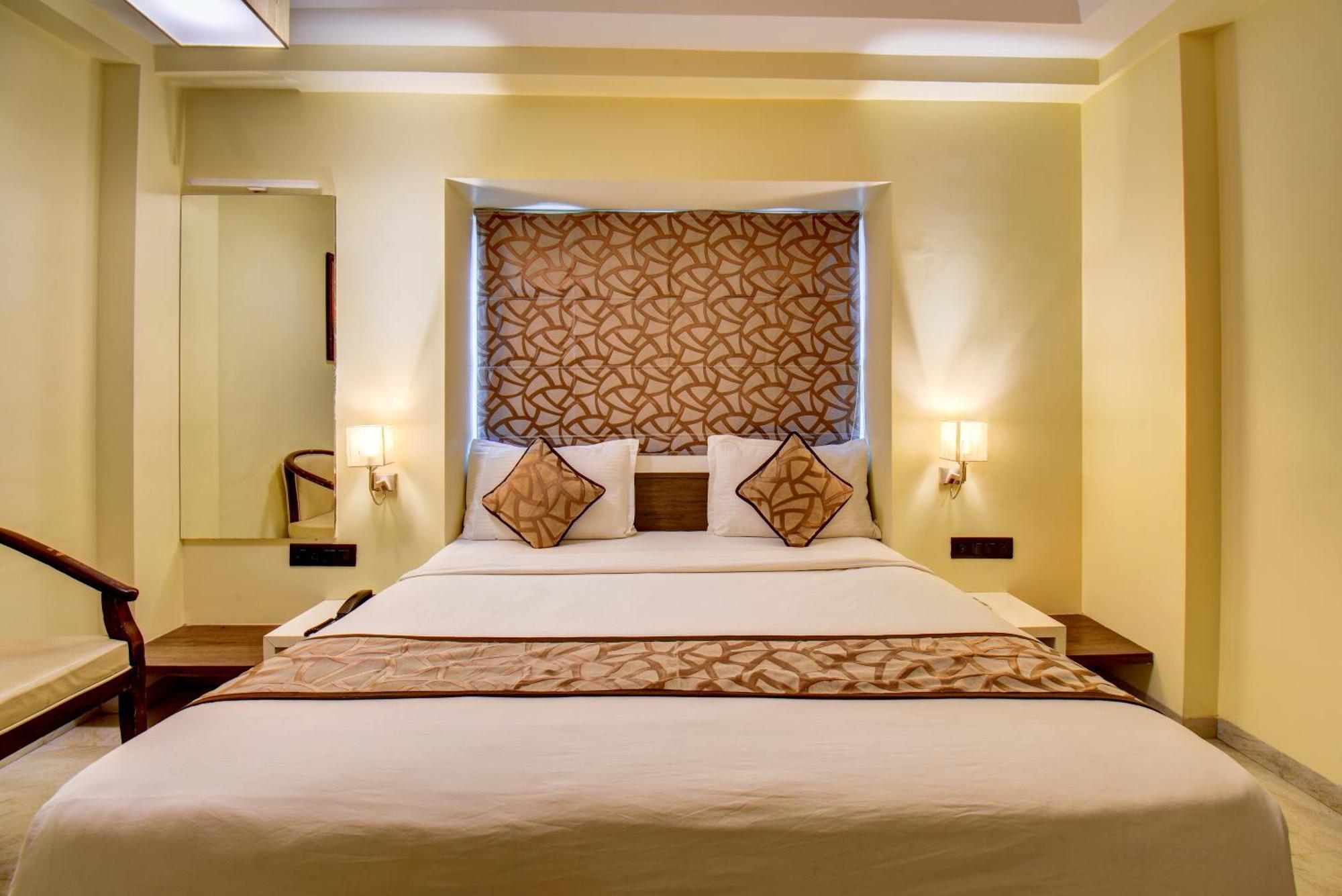 Hotel Deepali Executive Aurangabad  Exteriör bild