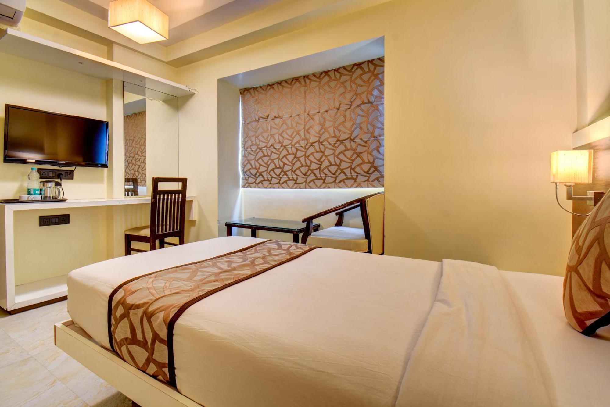 Hotel Deepali Executive Aurangabad  Exteriör bild