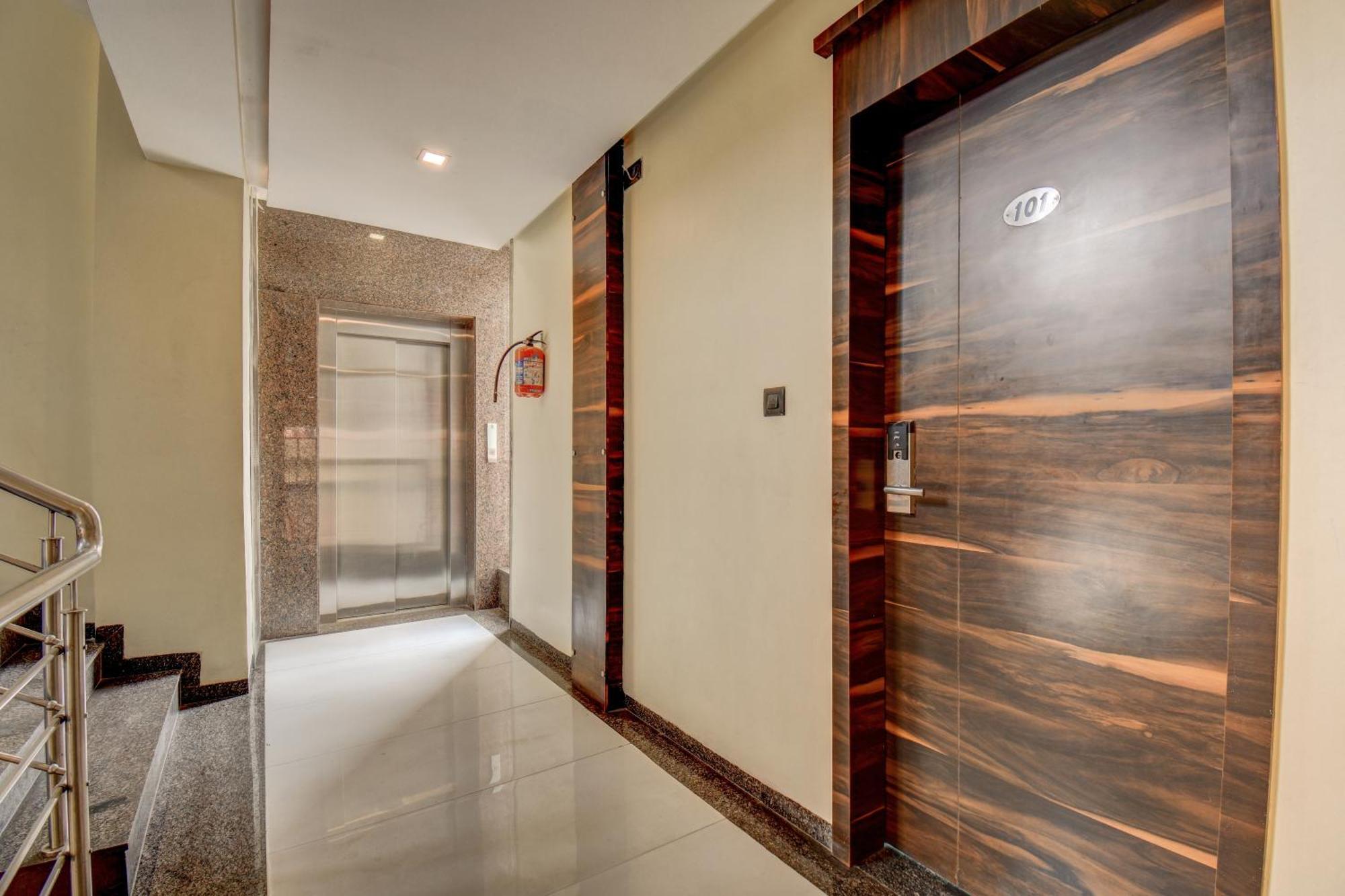 Hotel Deepali Executive Aurangabad  Exteriör bild