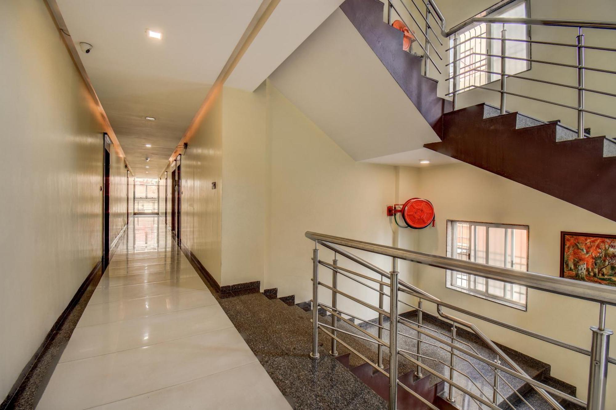 Hotel Deepali Executive Aurangabad  Exteriör bild