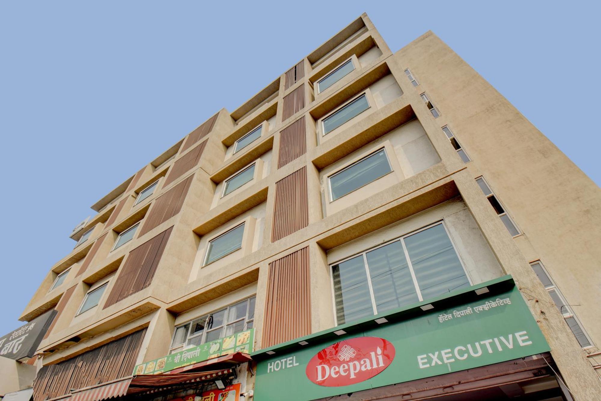 Hotel Deepali Executive Aurangabad  Exteriör bild