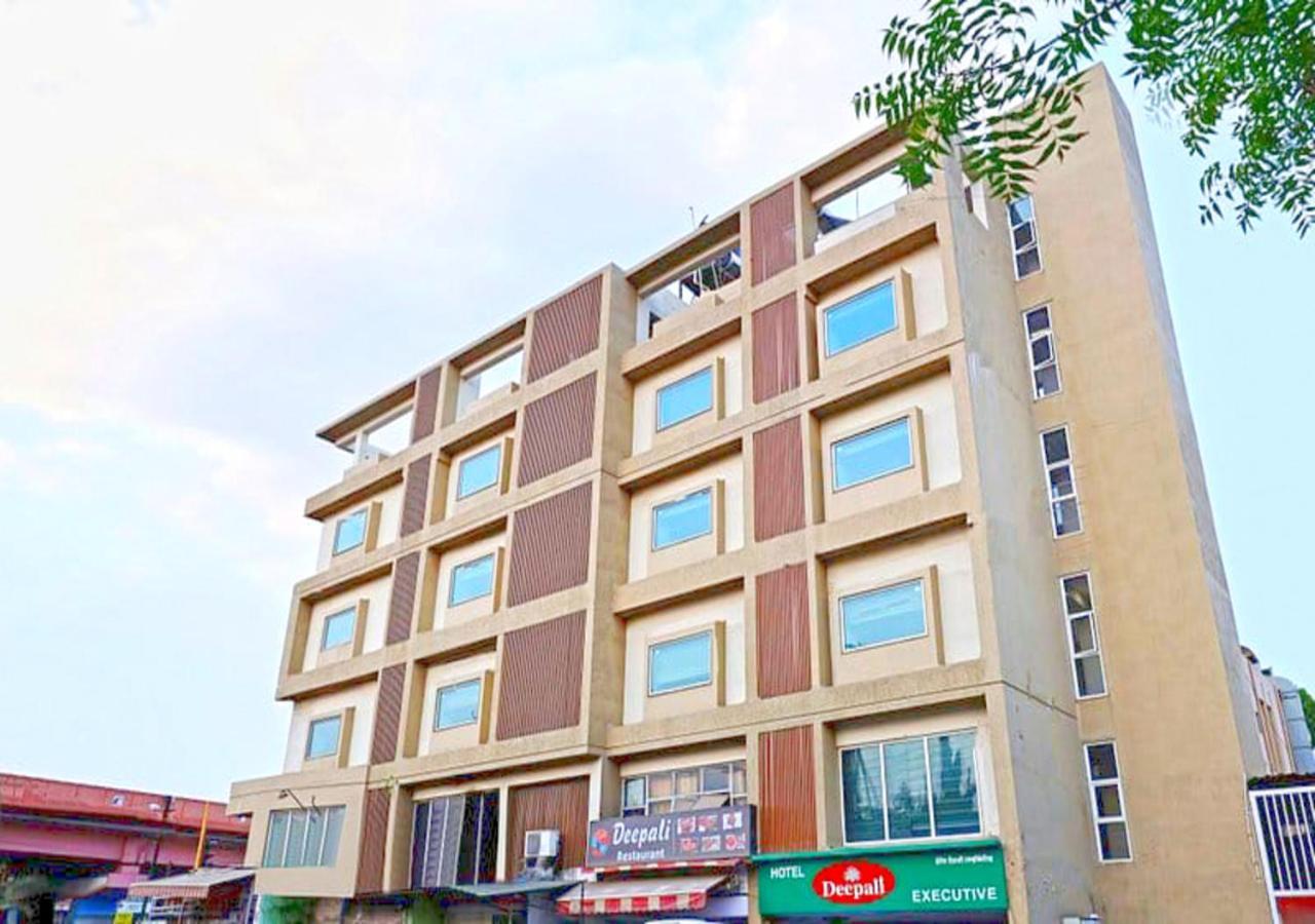 Hotel Deepali Executive Aurangabad  Exteriör bild